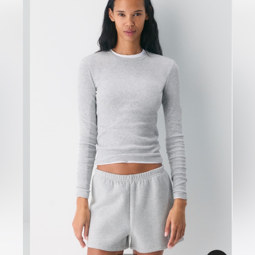 Aritzia
Cozy Sweatfleece Perfect Hi-rise Mini Short - Picture 3 of 9